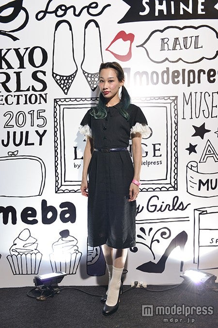 エントランスパネルの前で