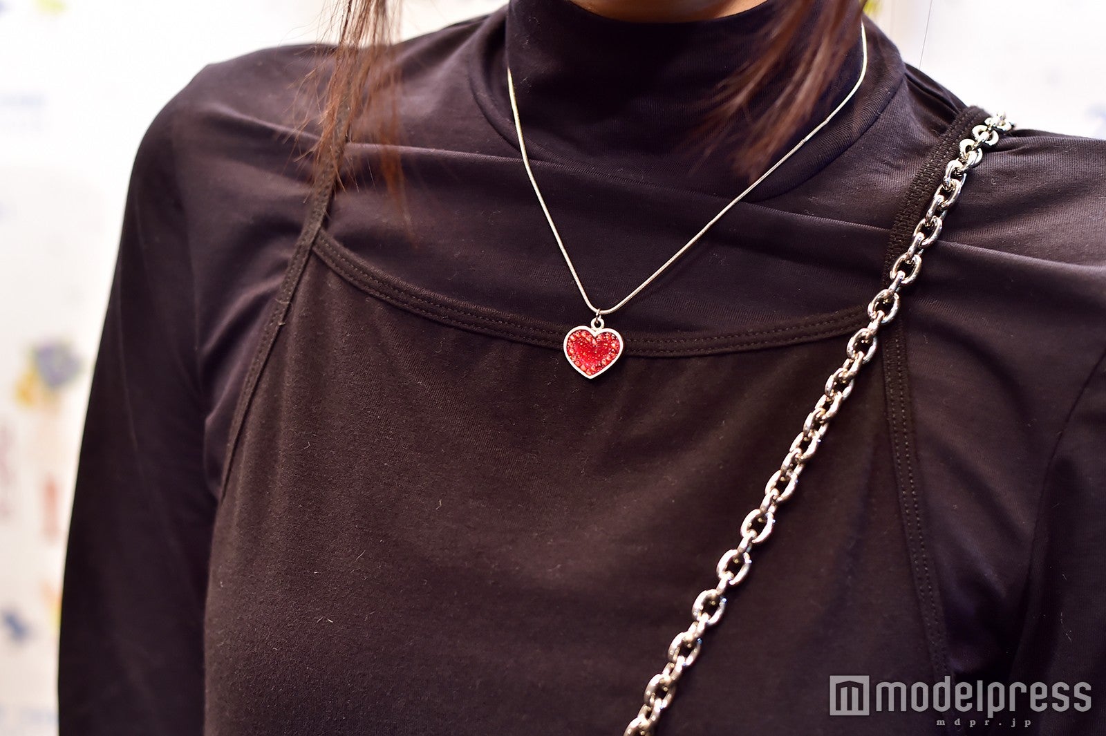 ネックレスはハート型で可愛らしく（C）モデルプレス