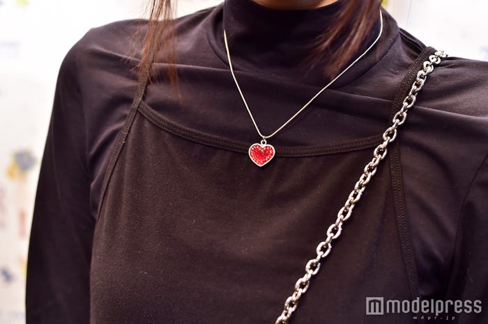 ネックレスはハート型で可愛らしく(C)モデルプレス