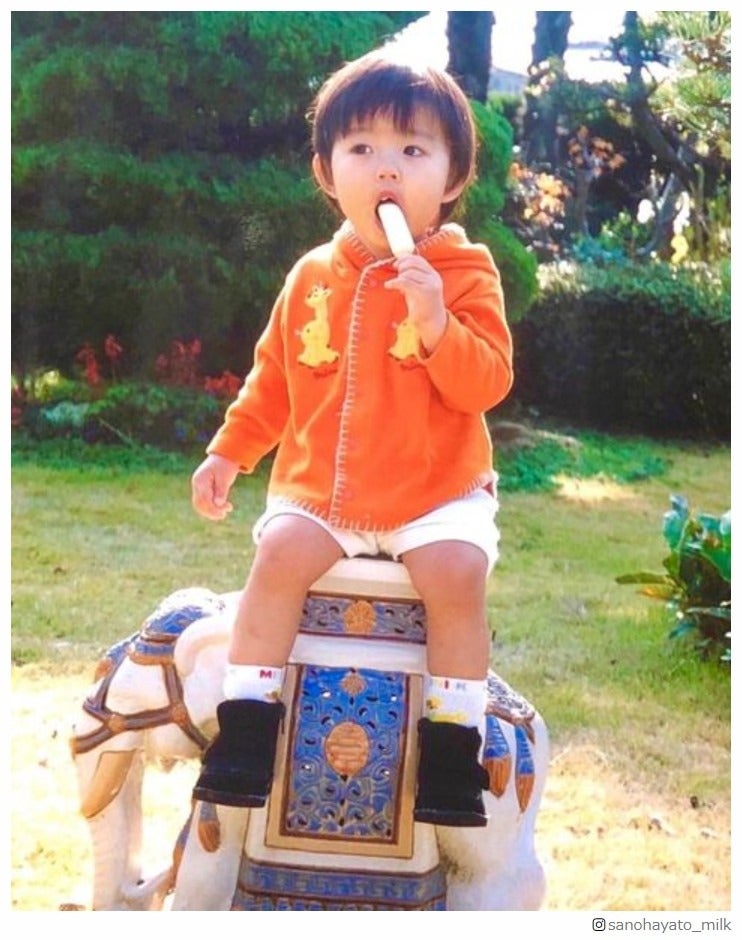 佐野勇斗、自宅での幼少期ショット公開に反響「可愛すぎる」「家広そう」