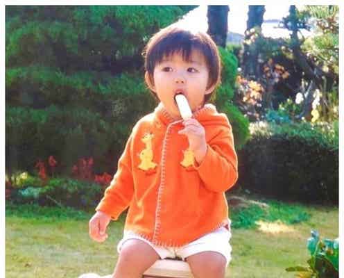 佐野勇斗、自宅での幼少期ショット公開に反響「可愛すぎる」「家広そう」