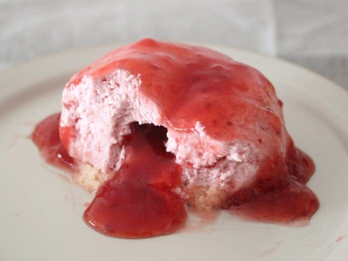 表面にかかっているだけでなく、中からも溢れ出る「いちごソース」