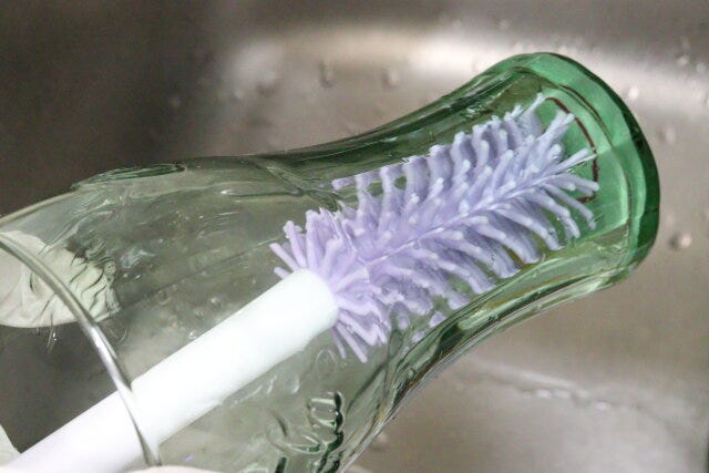 ダイソーの底洗いブラシ（ボトル用）でコップを洗う