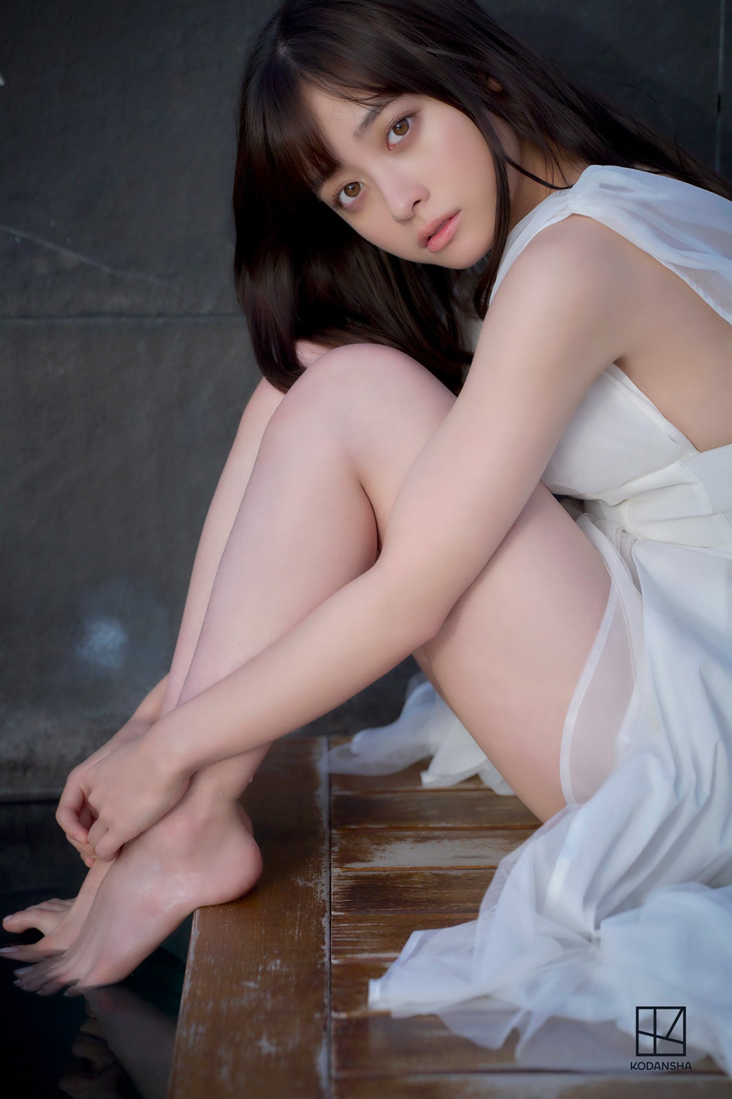 橋本環奈、色白美脚を大胆披露 5年ぶり写真集が発売前重版決定＆未収録カット公開＜カレイドスコープ＞ - モデルプレス