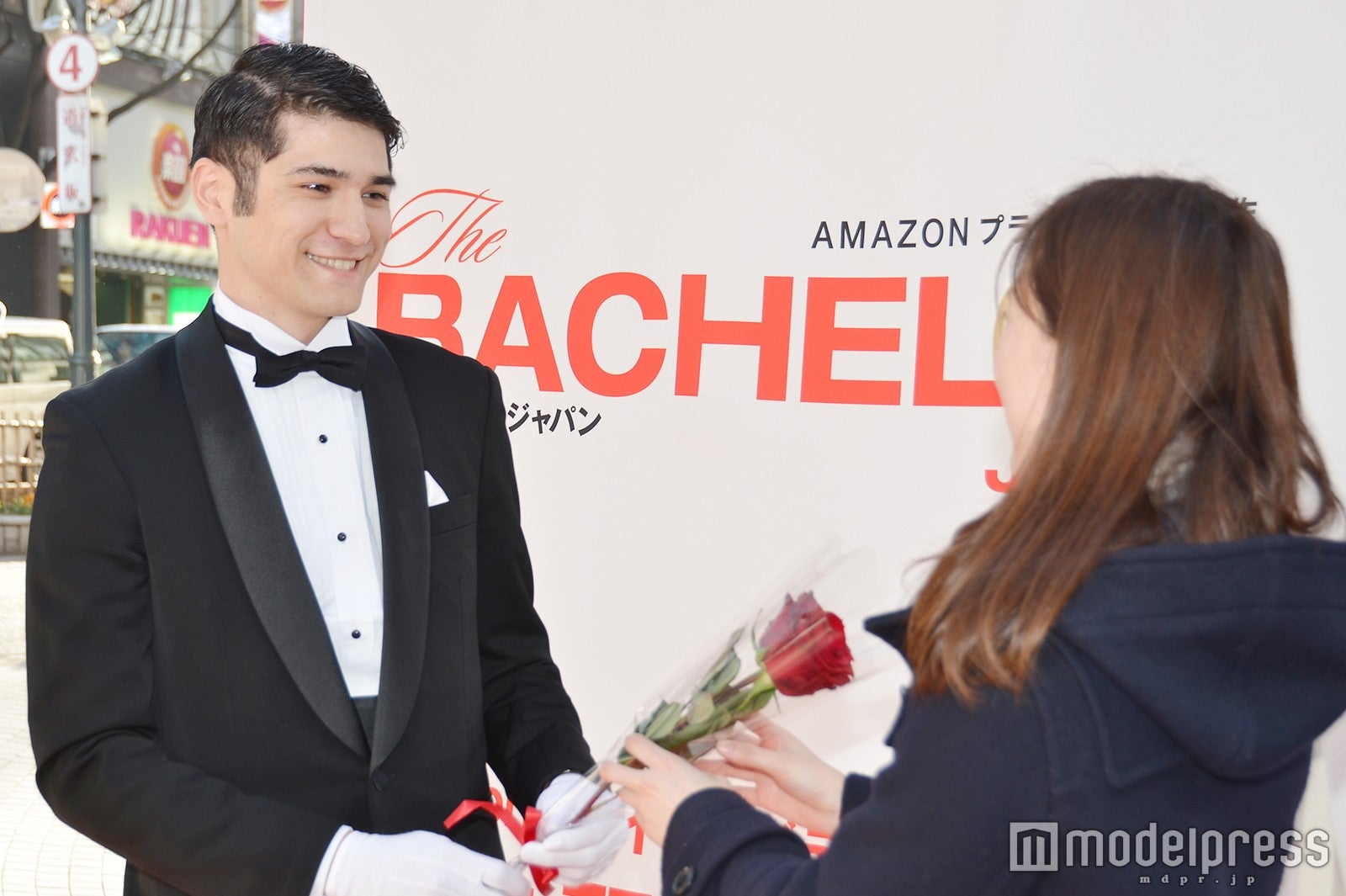 ローズを渡すイケメンサービスにドキ（C）モデルプレスッ！