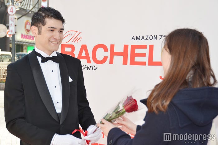 ローズを渡すイケメンサービスにドキ(C)モデルプレスッ!