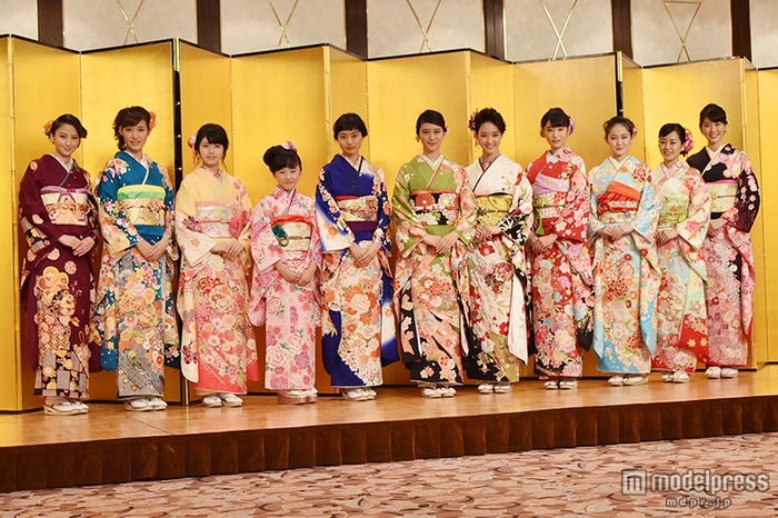 (左から)河北麻友子、花岡なつみ、小芝風花、本田望結、忽那汐里、武井咲、剛力彩芽、高橋ひかる、吉本実憂、宮崎香蓮、小澤奈々花