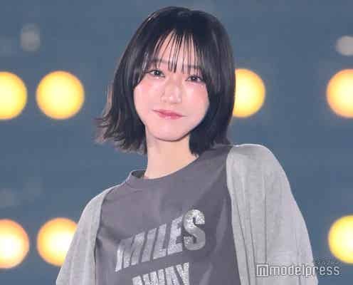 =LOVE野口衣織、デニムコーデで登場 ゆるっとカーデでカジュアルに【関コレ2025S/S】