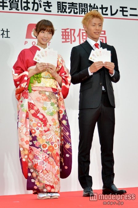 （左より）篠田麻里子、柿谷曜一朗選手