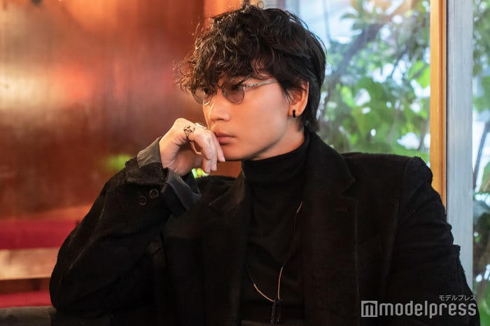 綾野剛(C)モデルプレス