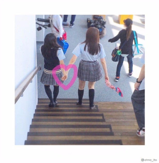 土屋太鳳＆大野いと、“親友”コンビのラブラブ手つなぎショットに「尊い」の声