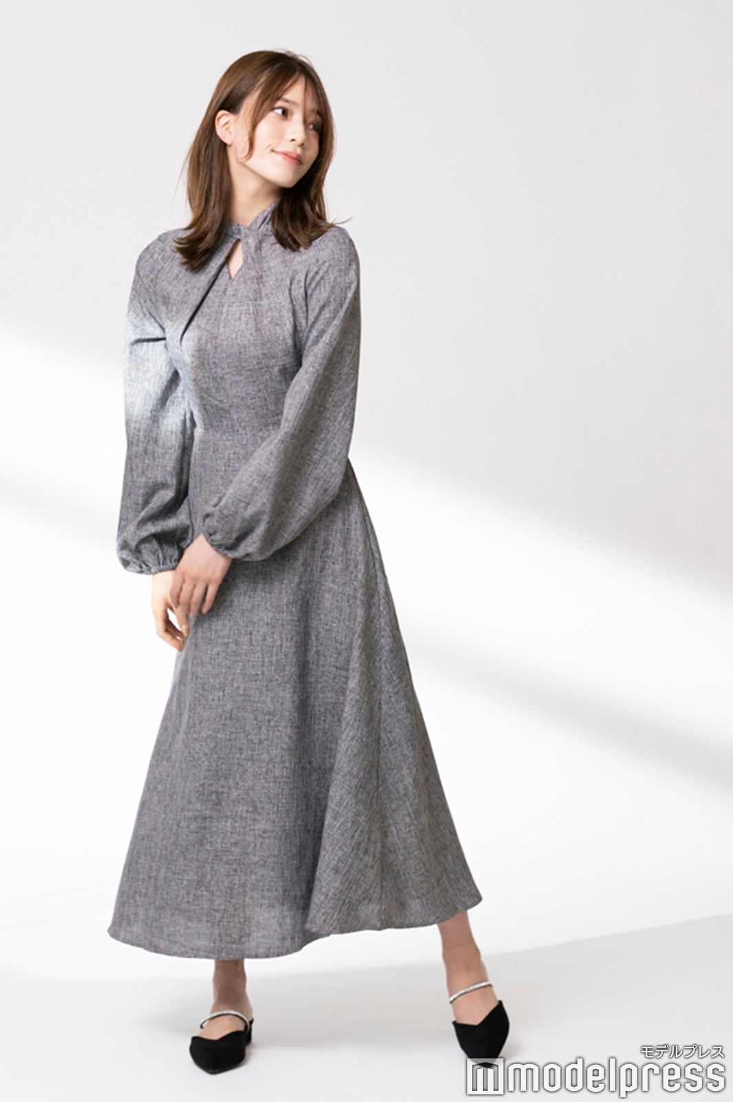 リネンドレス￥2,481、ミュール￥1,868／オールアイテム：「SHEIN」（C）モデルプレス