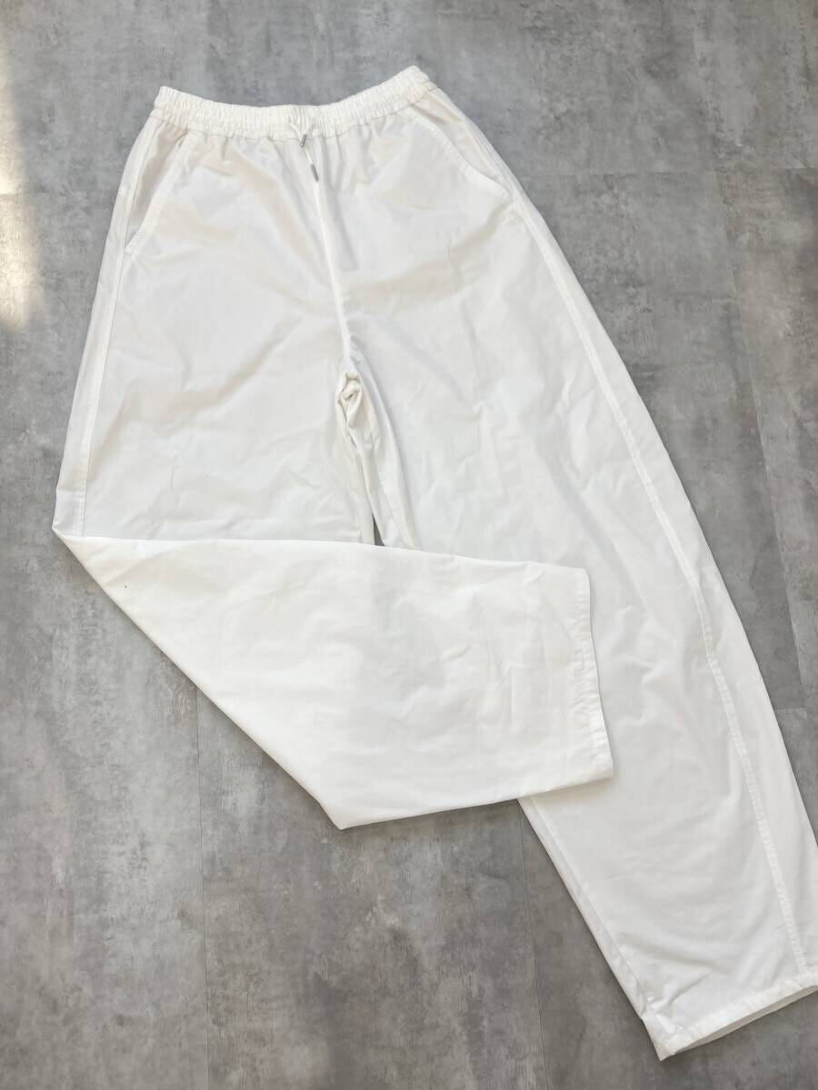 GU　GIRLSドライイージーバレルレッグパンツ　オフホワイトの全体