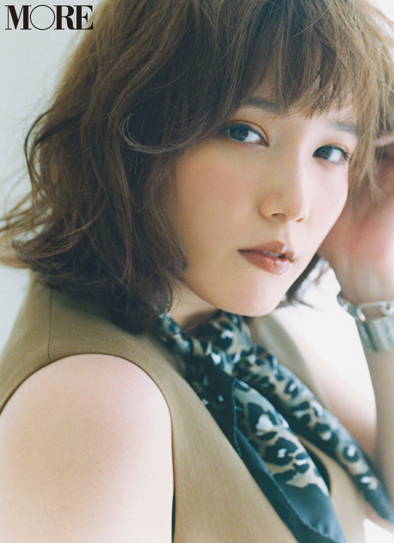 本田翼、クール＆ムードのある姿を披露 「MORE」表紙に登場