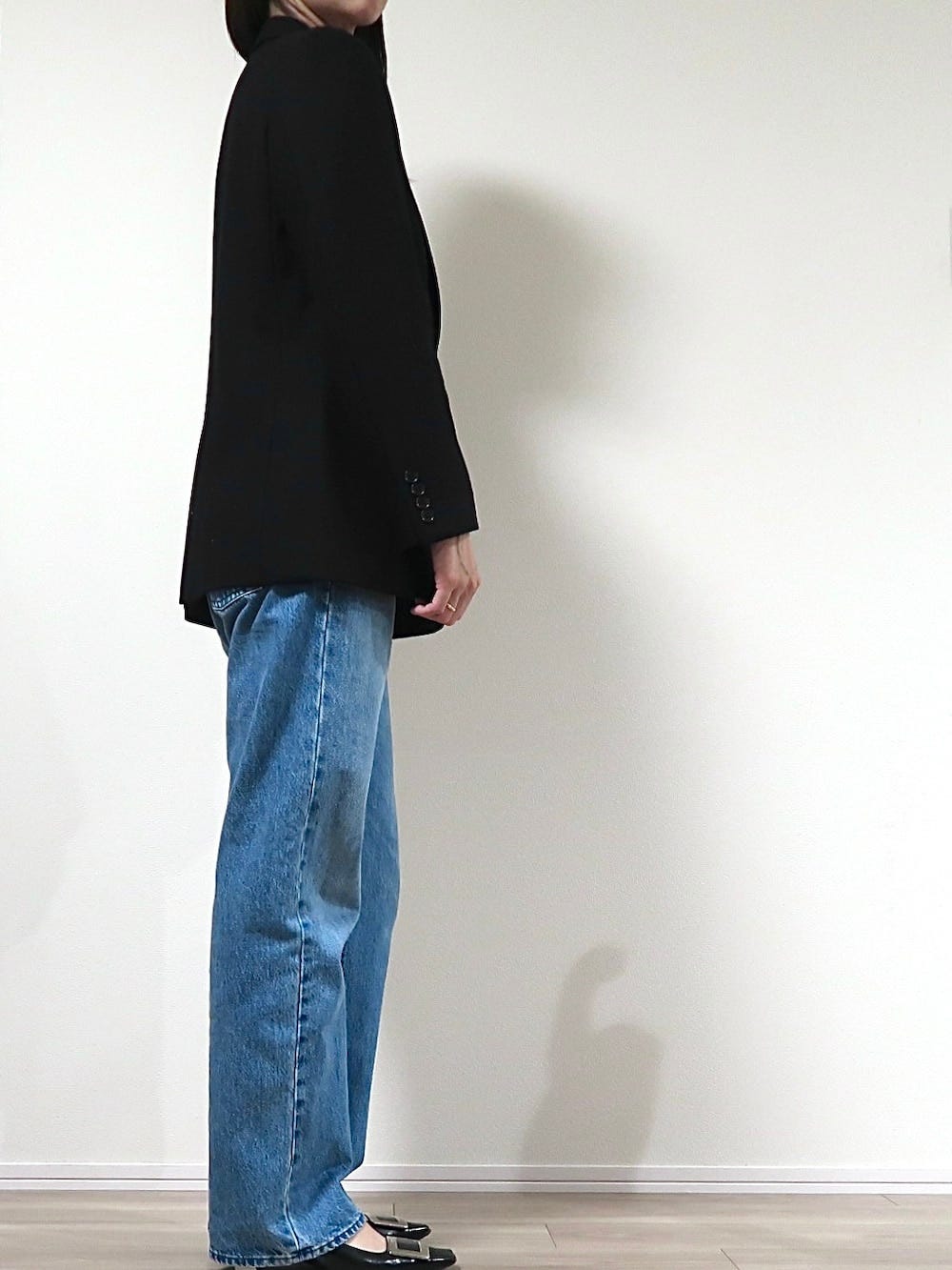 ヒップが隠れる丈感も、今年らしく見えるポイントです