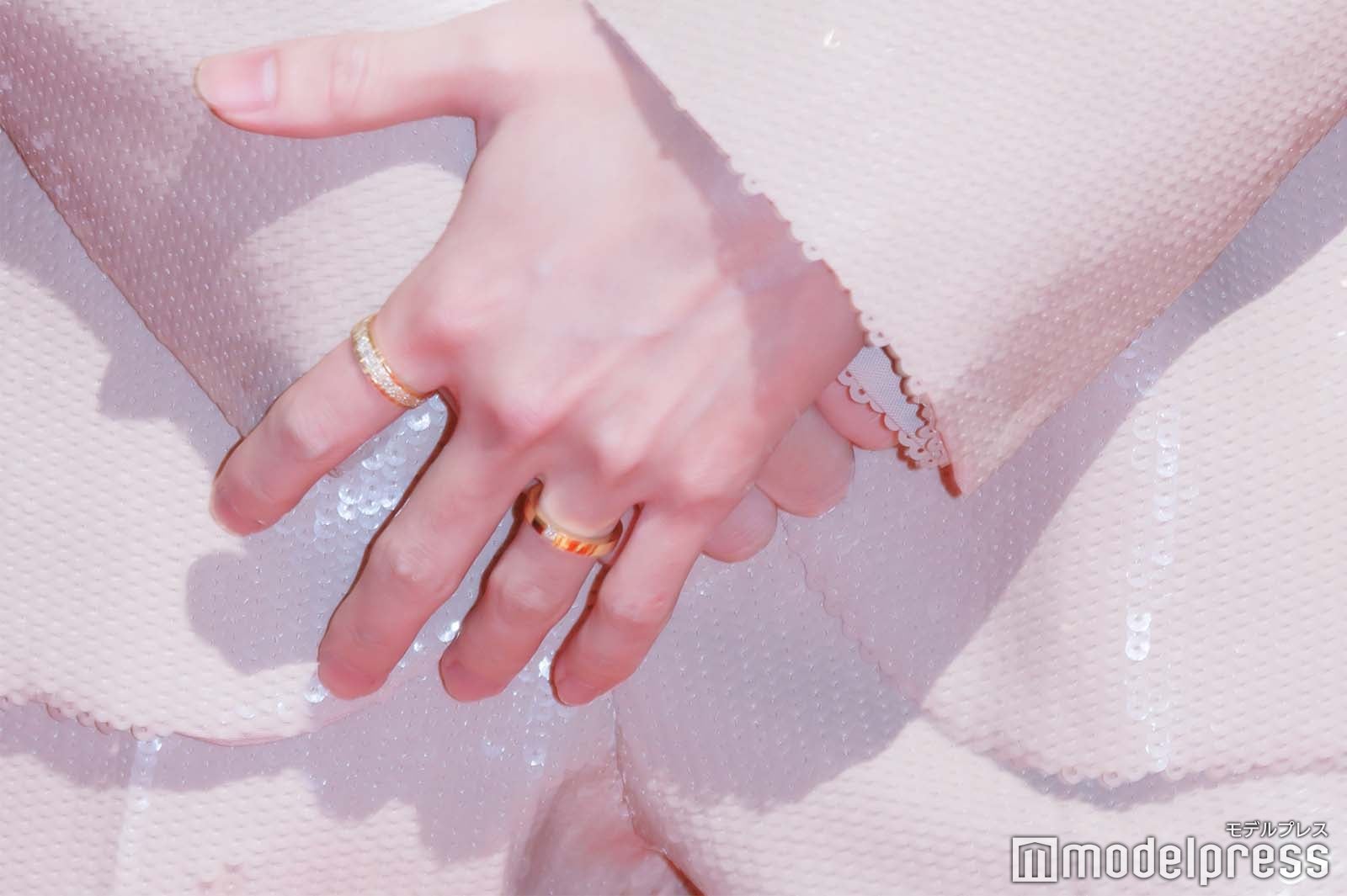 新田真剣佑の左手（C）モデルプレス