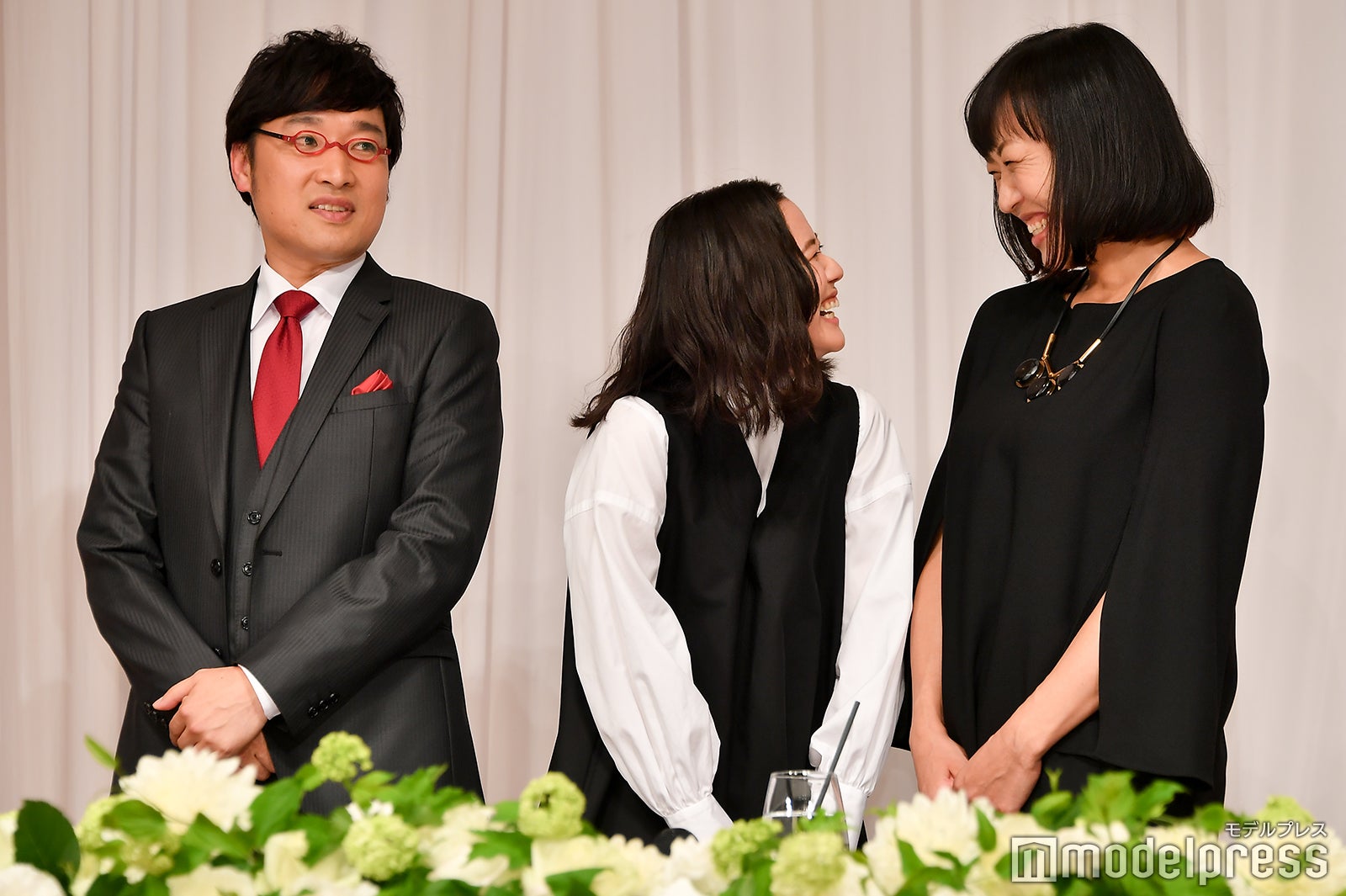 山里亮太、蒼井優、山崎静代（C）モデルプレス