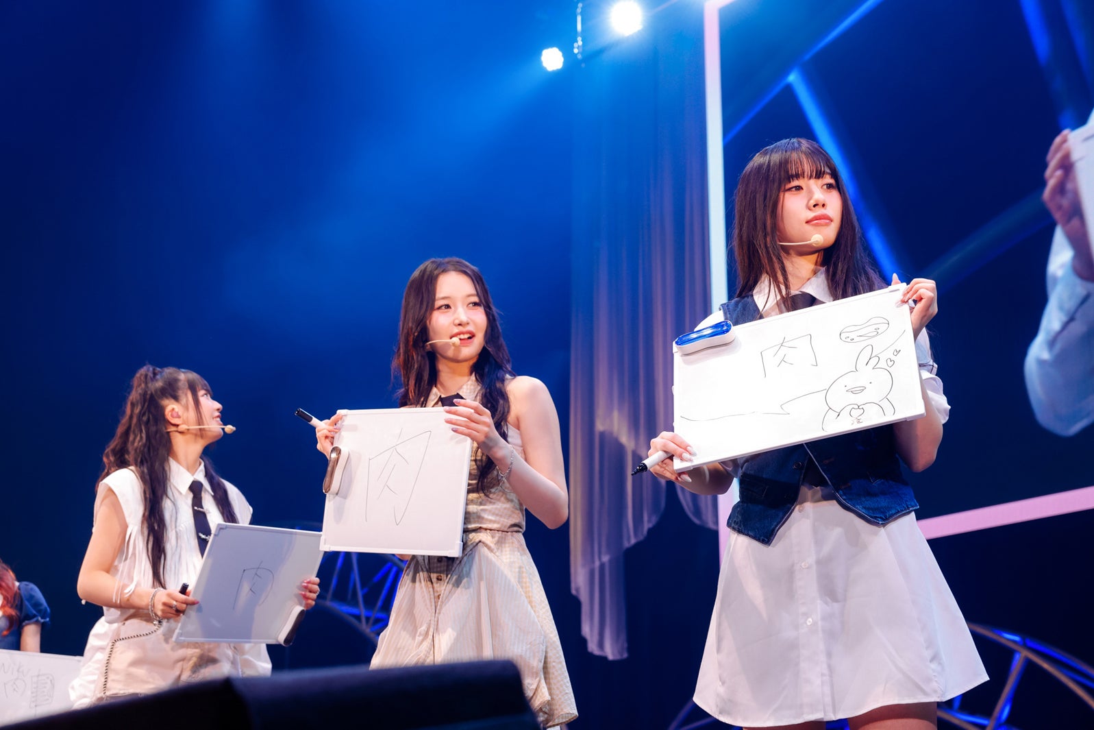 「LAで食べておいしかったもの」の回答を出すRINON、MOMONA、AYANE「“Hi‐Five” RELEASE SHOW CASE」（C）LAPONE GIRLS