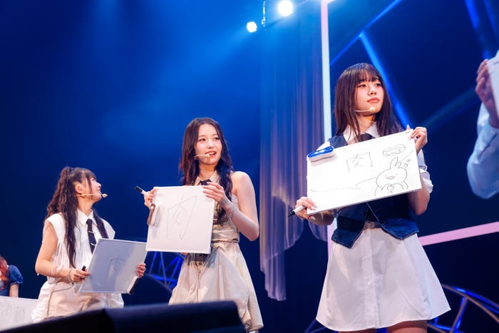 「LAで食べておいしかったもの」の回答を出すRINON、MOMONA、AYANE「“Hi‐Five” RELEASE SHOW CASE」(C)LAPONE GIRLS