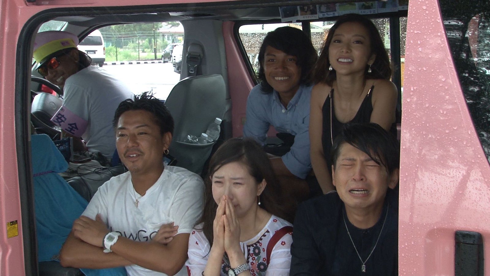 見守るメンバー／「あいのり：Asian Journey」第21話より（C）フジテレビ