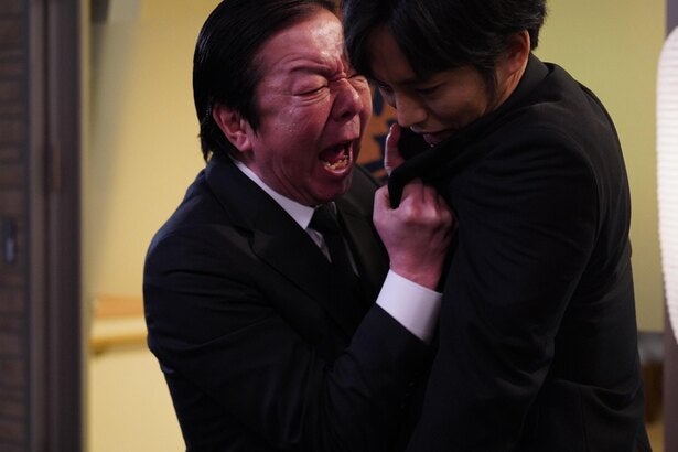涙ながらに謝罪する松坂桃李を罵倒する古田新太 狂気の父親が周りの人々を追い詰める 映画 空白 モデルプレス