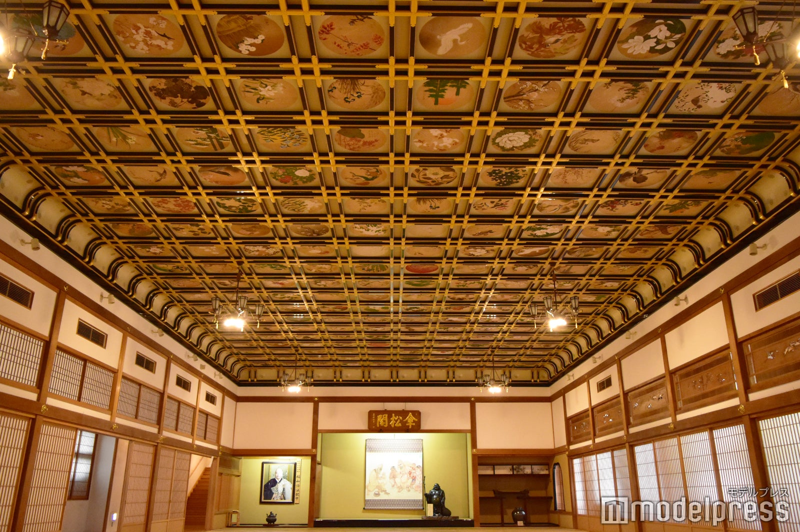 156畳もある「傘松閣」の間。団体参拝者の宿泊体験の場としても使用されています。こんなにも美しい広間で就寝すれば、身も心も清まりそう（C）モデルプレス