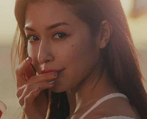 あの子は誰?ファミマ新CMでセクシーな表情を見せる美女に熱視線「リッチフラッペストロベリー」がキスよりあまい