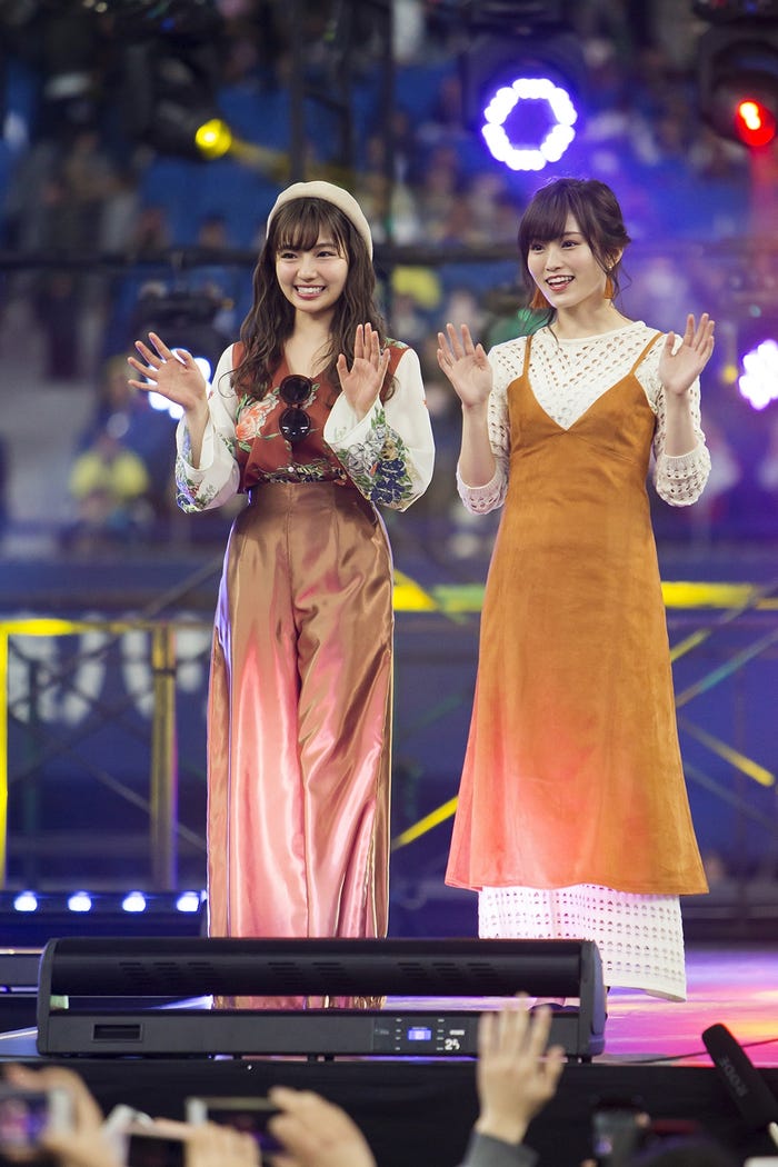 (左から)村瀬紗英、山本彩(C)NMB48