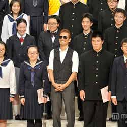 「NHK全国学校音楽コンクール」にて、中学生とともに美声を響かせたEXILEのATSUSHI【モデルプレス】