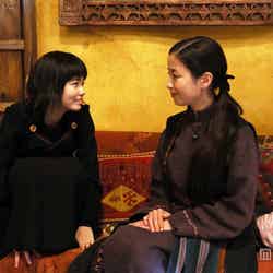 映画「魔女の宅急便」で主人公・キキを演じる小芝風花（左）と、その母・コキリを演じる宮沢りえ