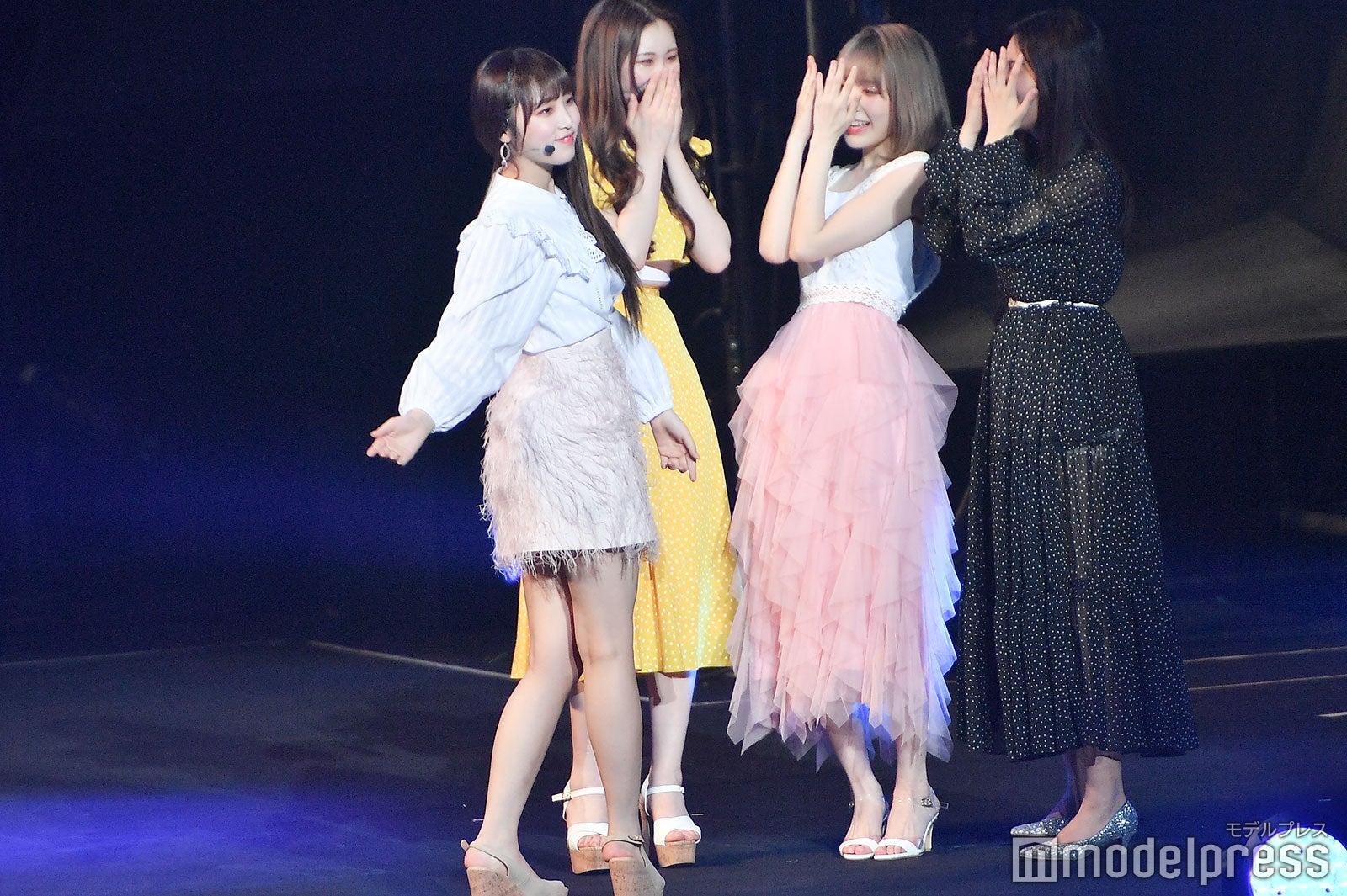 レスを受けて喜ぶファンになりきる／IZ*ONE （C）モデルプレス