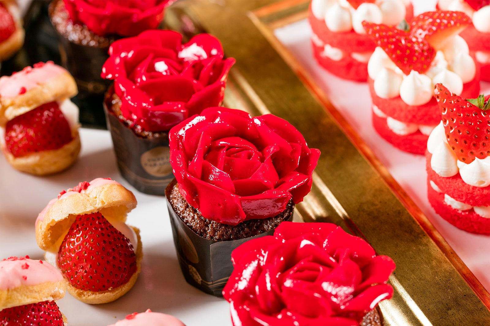 わたくしのバラのカップケーキ／画像提供：ヒルトン東京お台場