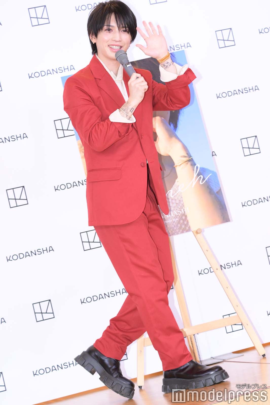 最後まで笑顔で手を振る岩橋玄樹（C）モデルプレス