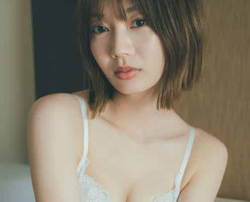 日向坂46高本彩花、純白ランジェリー姿で美鎖骨輝く 1st写真集封入ポストカード第6弾解禁【僕の記憶の中で】