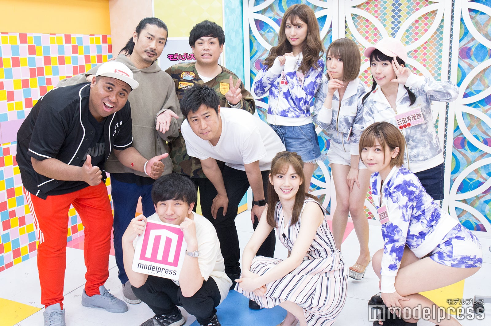 （左から時計回りに）アントニー、菅良太郎、大トニー、尾形貴弘、あびる李帆、清水あいり、三田寺理紗、藤田恵名、妹田佳奈子、向井慧 （C）モデルプレス