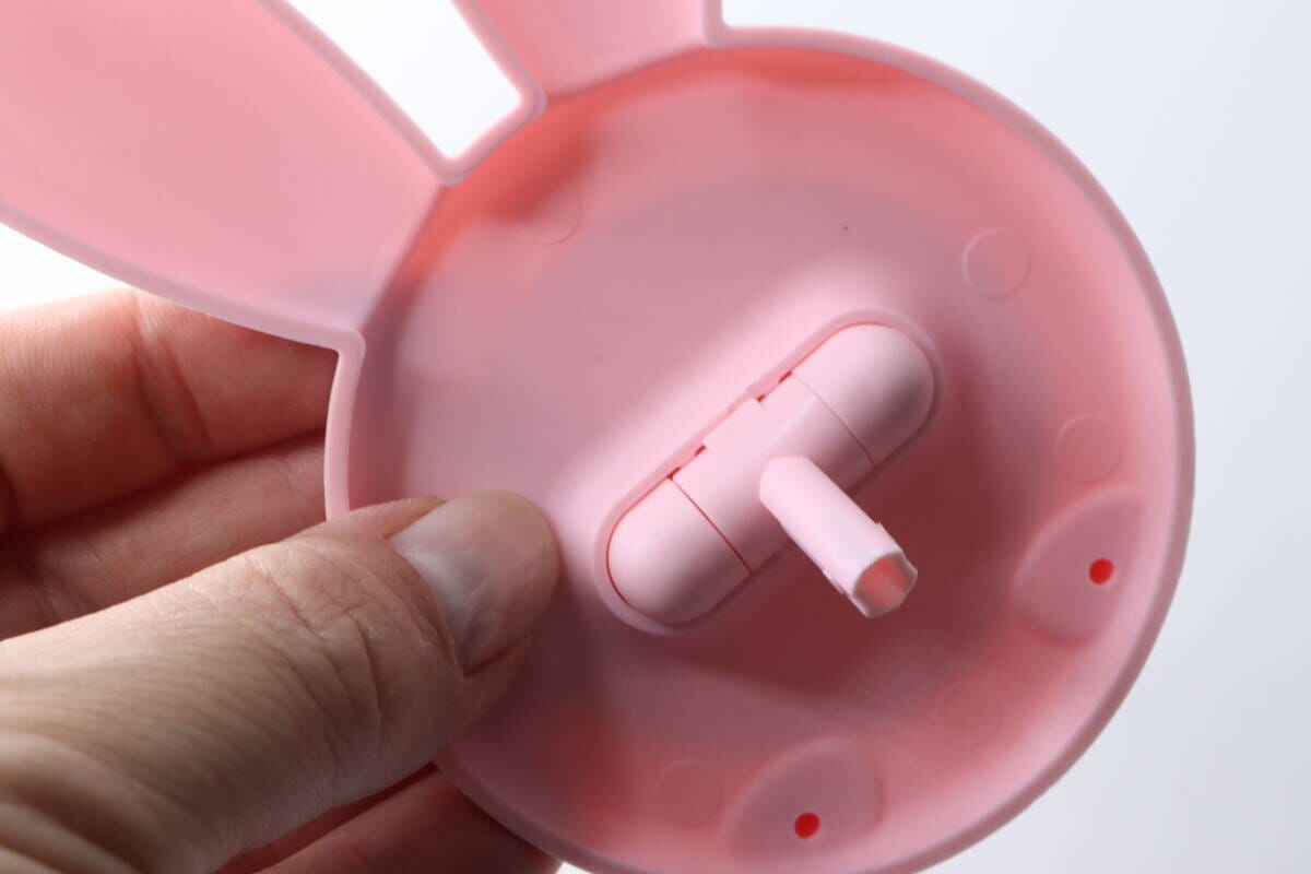 指でウサギの顔部分の裏側にある角度調整用の可動部を触っている様子 指でウサギの顔部分の裏側にある角度調整用の可動部を触っている様子