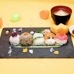 渋滞はだれのせい?PUIPUI手まり寿司 税込1,430円(C)見里朝希JGH・シンエイ動画/モルカーズ