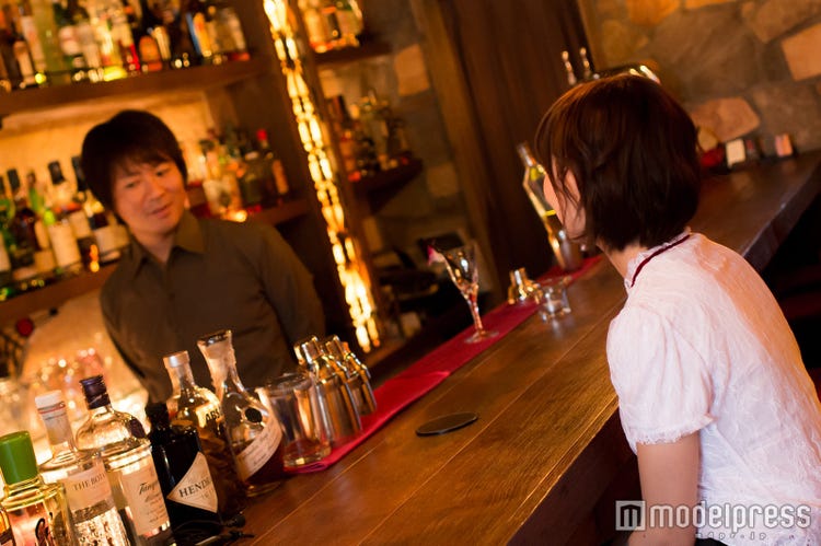 画像3 19 渡辺美優紀 ワイン片手に大人の色気漂う 女のひとりバー飲み 気になる疑問をマスターに聞く みるきー オトナ行き Vol 39 モデルプレス