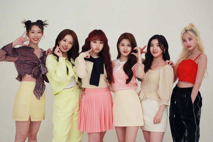 ILY:1(左から)エルバ、ハナ、リリカ、アラ、ナユ、ロナ(提供写真)