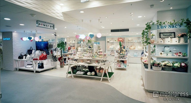 広々とした店内にキュートなバッグが満載「SAC’S BAR」