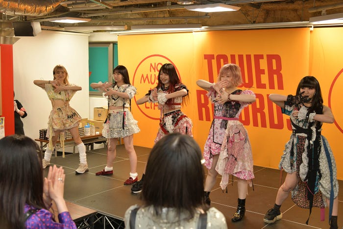 「ZOC BIBLE(ゾックバイブル)」の発売記念サイン本お渡し会の様子