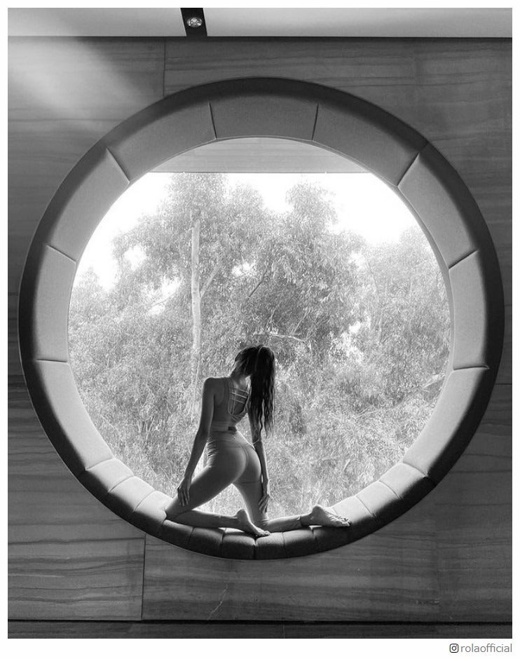 ローラ、美ボディ際立つヨガショットに反響「素敵すぎる」「憧れの体型」