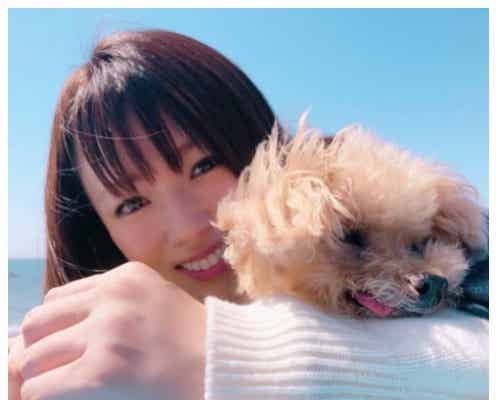 深田恭子、愛犬を“ギュ~”する写真が可愛すぎ「天使の笑顔」「目の保養」と注目集まる