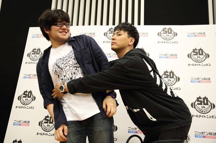 「やたらと夏好きなやつ特別編」で最も許せないことに選ばれた “酔うとボディータッチが多い男”を荒木くんと再現 (画像提供:ニッポン放送)