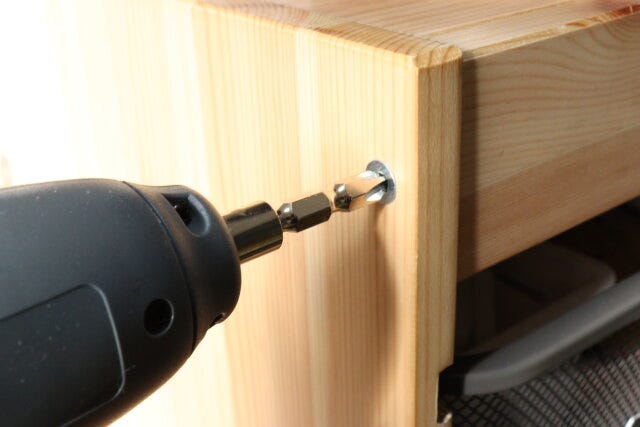 ダイソー 電動ドライバービット(6本) ダイソーの電動ドライバービット(6本)を使ってネジ留めする