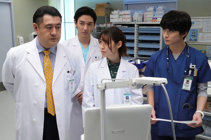小手伸也、七瀬公、瀧本美織、高橋文哉/「ドクターホワイト」第1話より(C)カンテレ