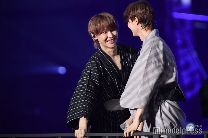 トロッコが揺れて笑い合う“02z”NICHOLAS、EJ(C)モデルプレス