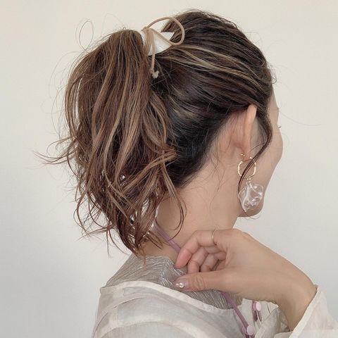 メガネに似合う簡単ヘアアレンジまとめ まとめ髪にも抜け感をプラス モデルプレス