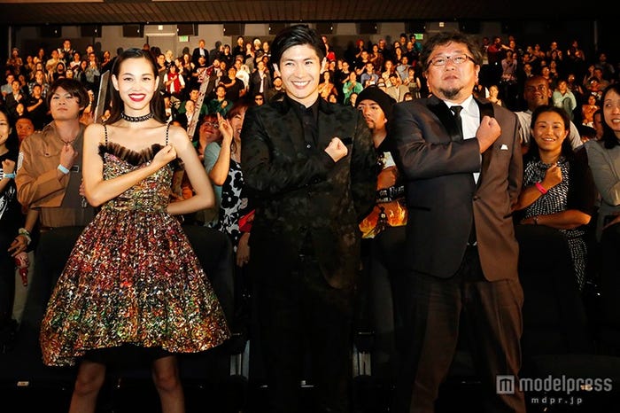 (左から)水原希子、三浦春馬、樋口真嗣監督