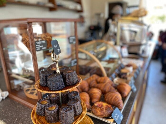 カウンターにはカヌレやクロワッサンなど、珈琲に合う焼き菓子が並ぶ